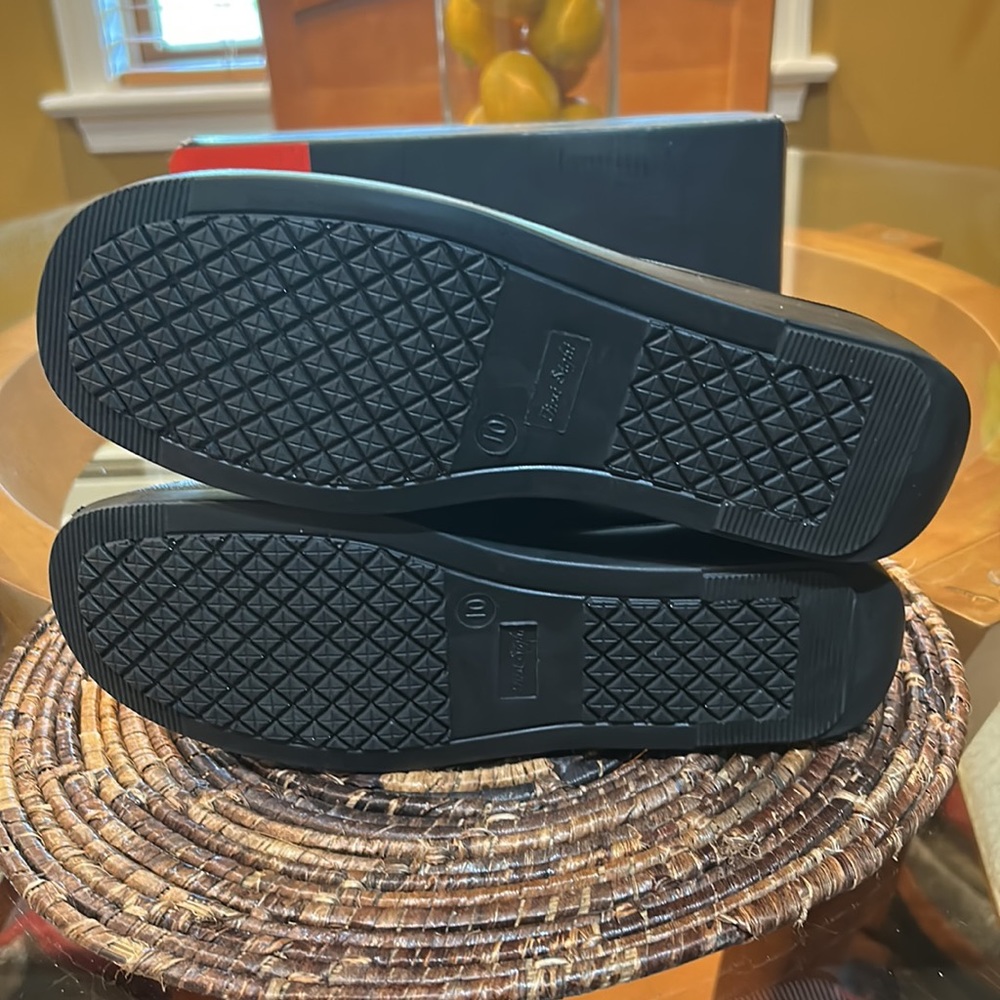 First Sight black slides, size 10. - Picture 3 of 8